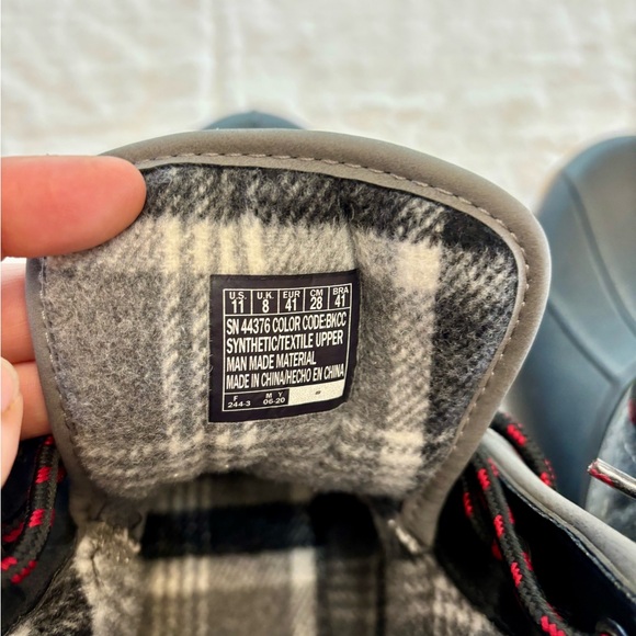 New with Tags! Skechers Black and Gray Winter Boots with Waterproof Base - Picture 6 of 9